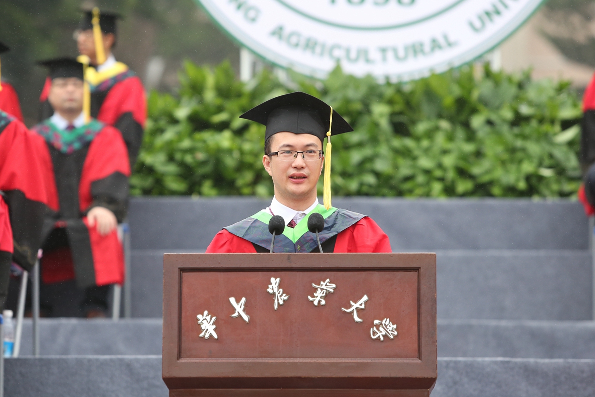 2019年6月22日，徐强作为教师代表在毕业典礼暨学位授予仪式上发言（记者 刘涛 摄）