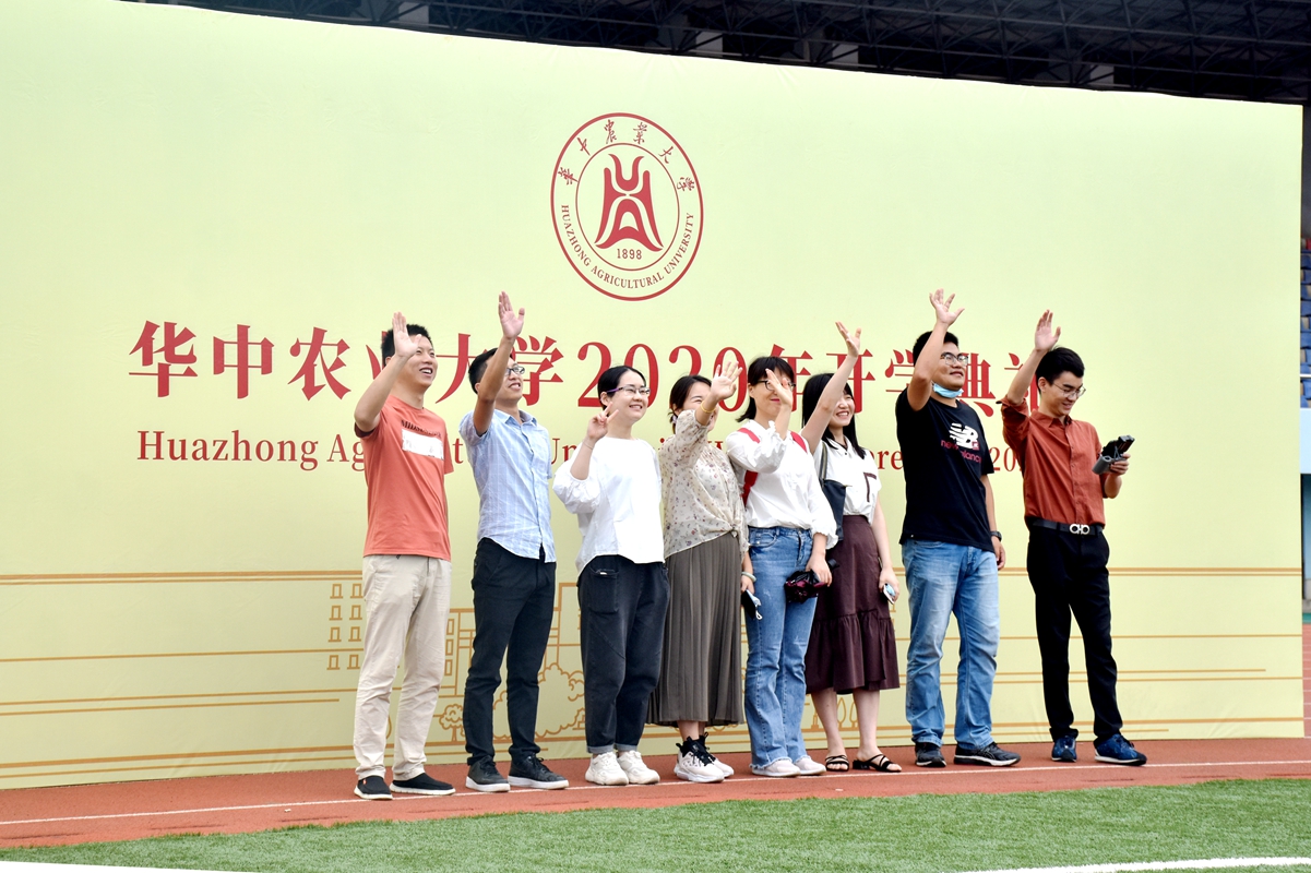 在纪念墙前合影的师生2【学通社记者徐聿卓摄】_副本