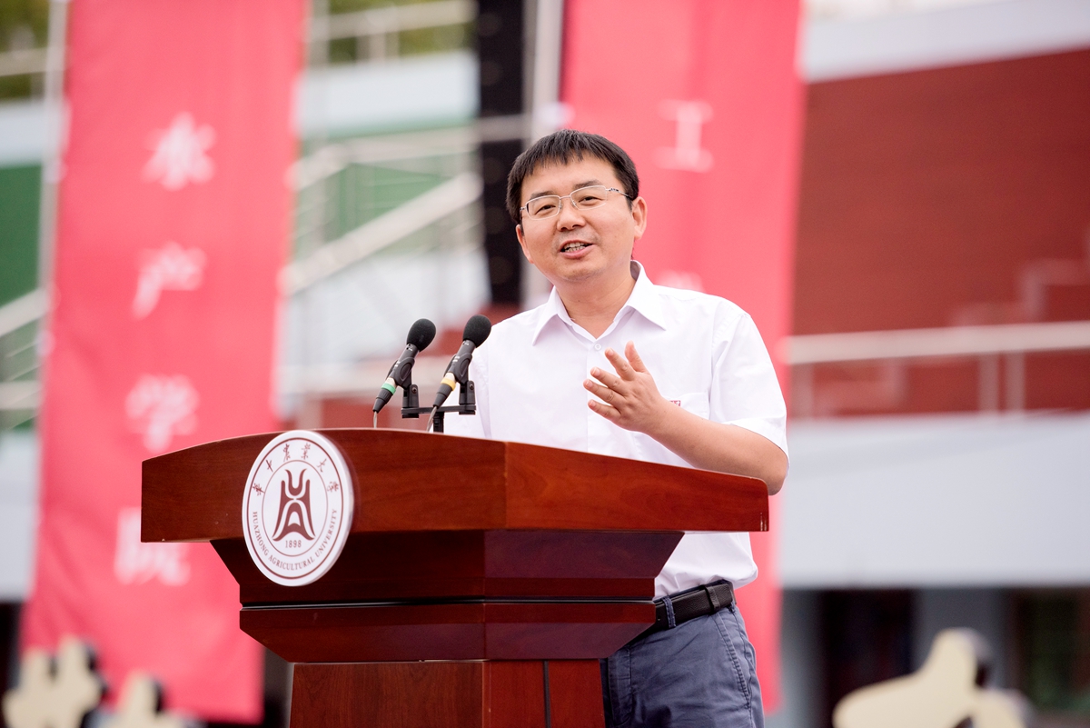 严建兵副校长主持研究生开学典礼(刘涛 摄)_副本