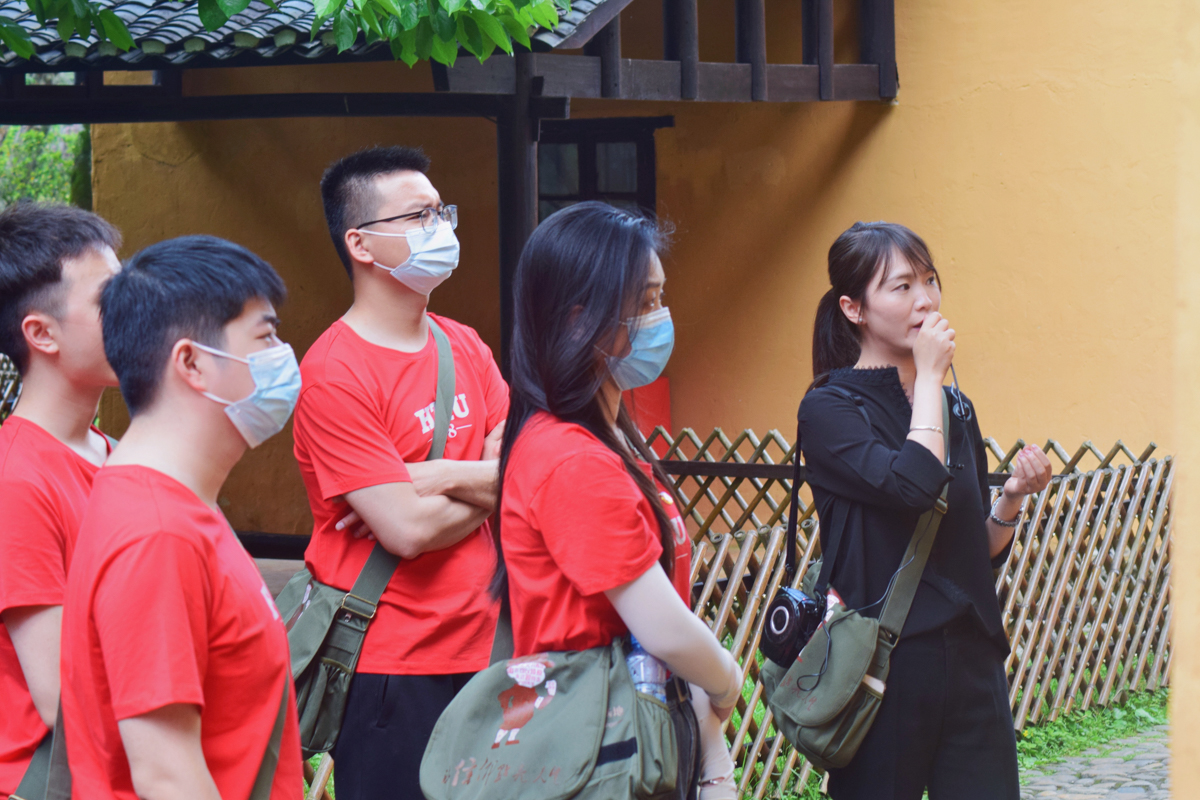学员在茨坪革命旧址群参加现场教学(冯德玺 摄)