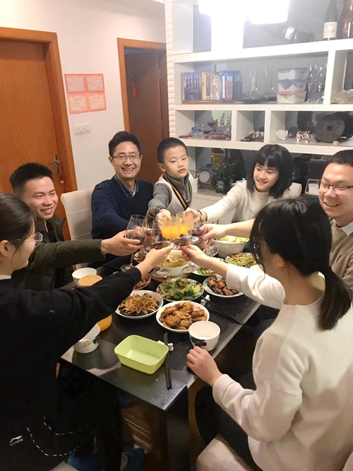 代明球教授邀请同学生一起到家里吃年夜饭
