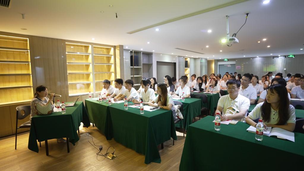 上海交通大学马克思主义学院副教授石武英讲授主题党课(通讯员 戴壮 摄)