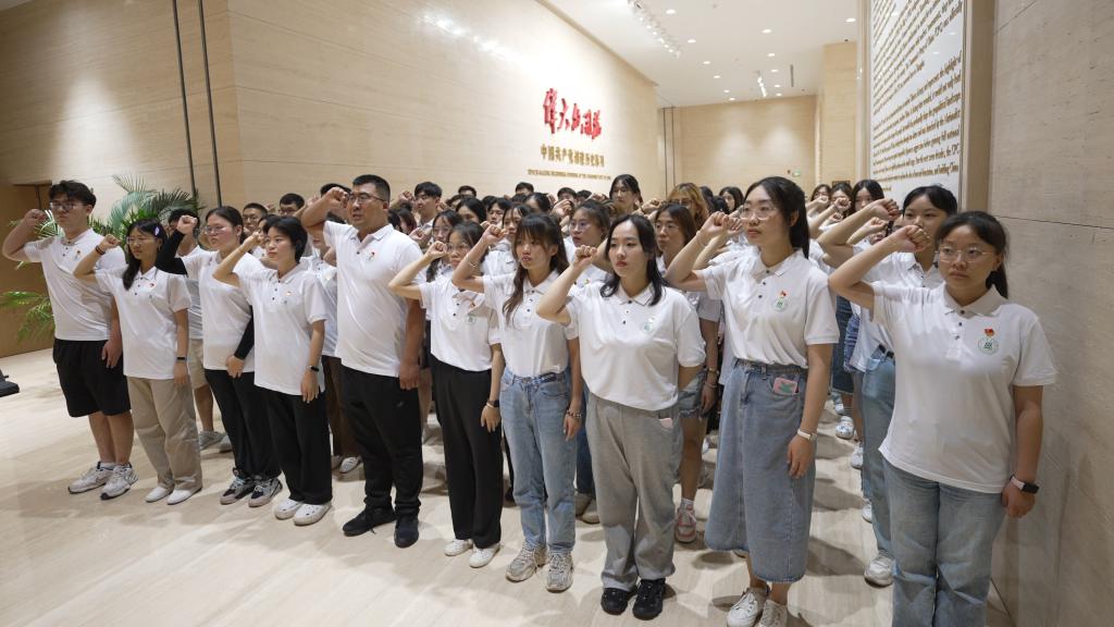 党员在宣誓墙前重温入党誓词(通讯员 戴壮 摄)