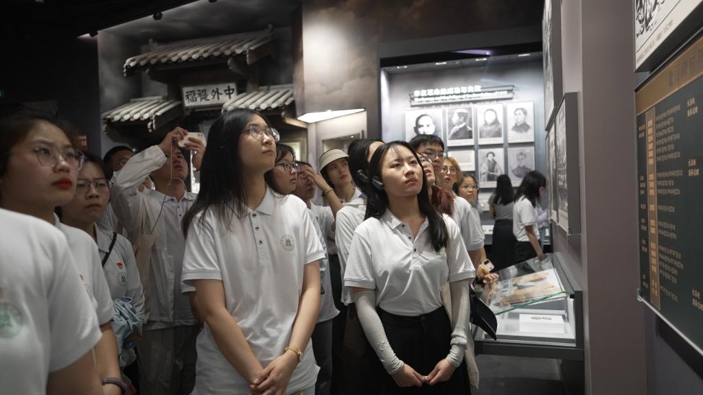 实践团成员参观南湖革命纪念馆(通讯员 戴壮 摄)