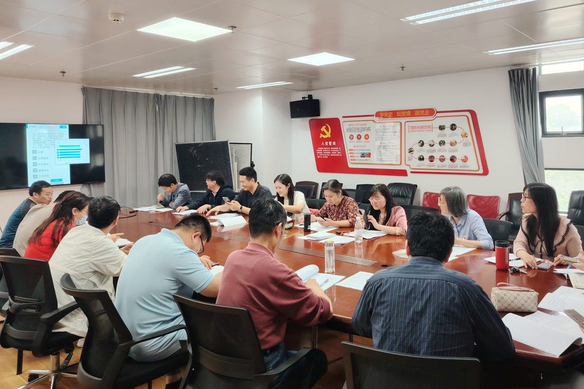 数学与统计学系教工第二党支部在开展主题党日活动(信息学院 供图)