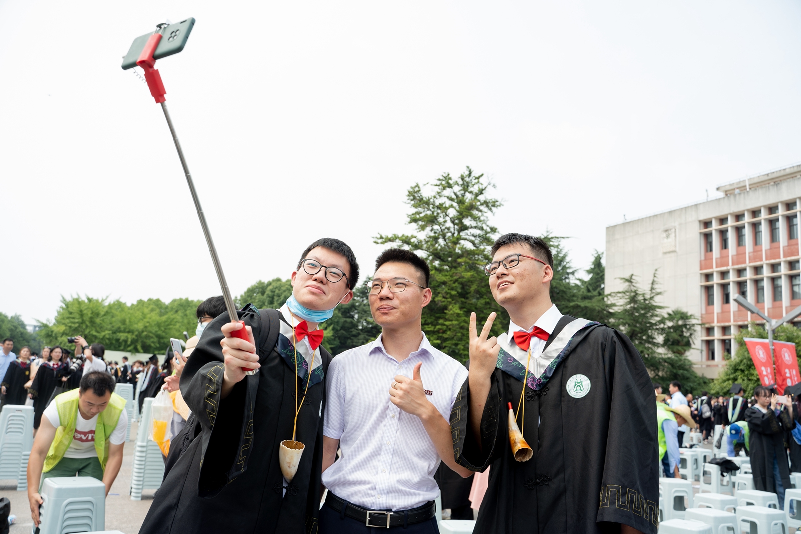 毕业典礼之后的合照（学通社记者 吴奕彤 摄）
