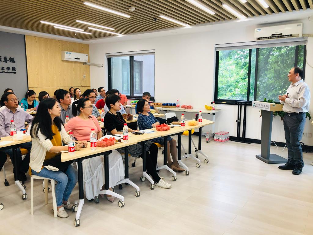 孙明与学院青年教师共话成长之路（生命科学技术学院 供图）