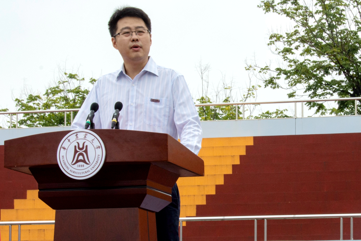 教师代表讲话【学通社记者 万思邑 摄】-2_副本