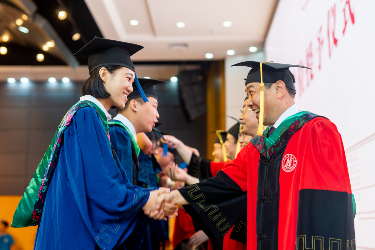学生激动的与老师握手感谢【学通社记者 刘博文 摄】