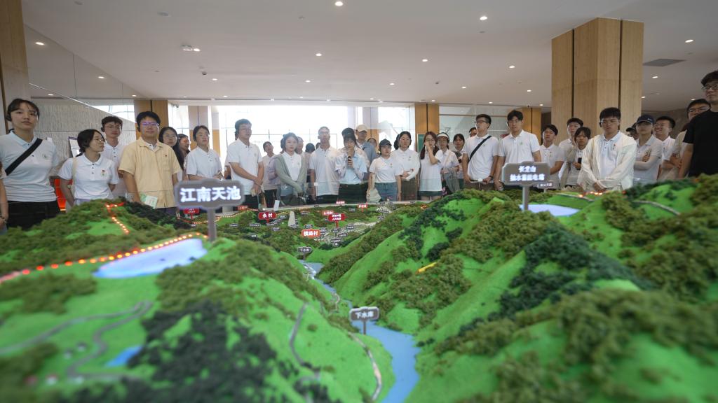 实践团成员参观安吉县鸟瞰模型(通讯员 戴壮 摄)